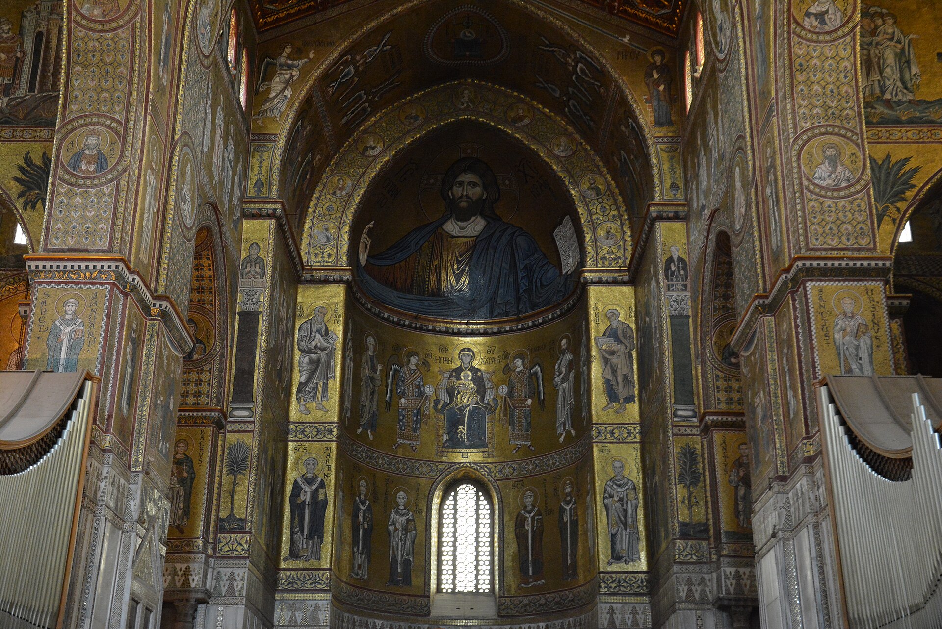 Il Cristo Pantocratore a mosaico nell'abside del Duomo di Monreale, tra le storie bibliche dorate